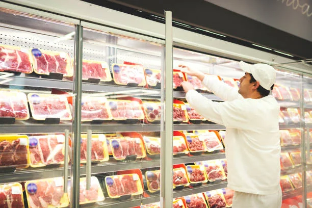 aves de corral en el supermercado